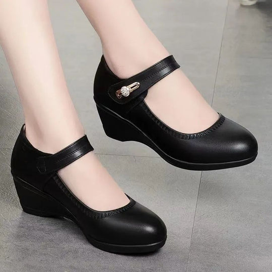 Damen elegante Mary Jane Wedges mit verstellbarem Riemen und dekorativem Detail EB