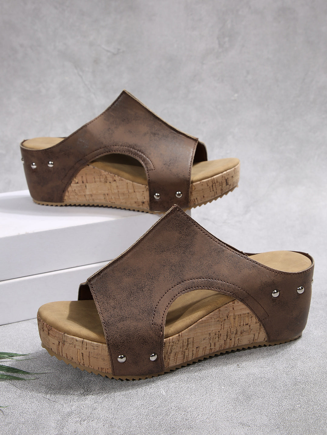 Damen Wedge-Pantoletten mit eleganter geschnitzter Korksohle und modischem Riemendesign EB