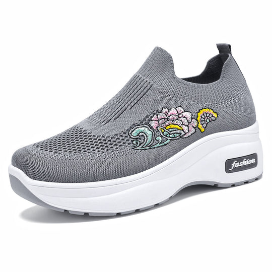 Damen nan elastischer Strick-Slipper mit aufgesticktem Blumenmotiv und stützender Keil-Laufsohle EB