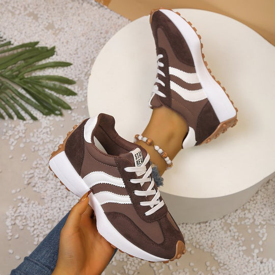 Damen Retro-Sneaker mit profilierter Gummisohle und dekorativen Zierstreifen EB