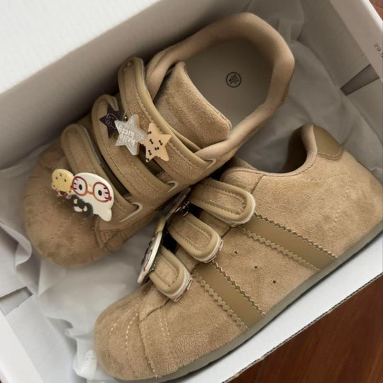 Damen Sneaker mit verstellbarem Klettverschluss und verspielten Applikationen EB