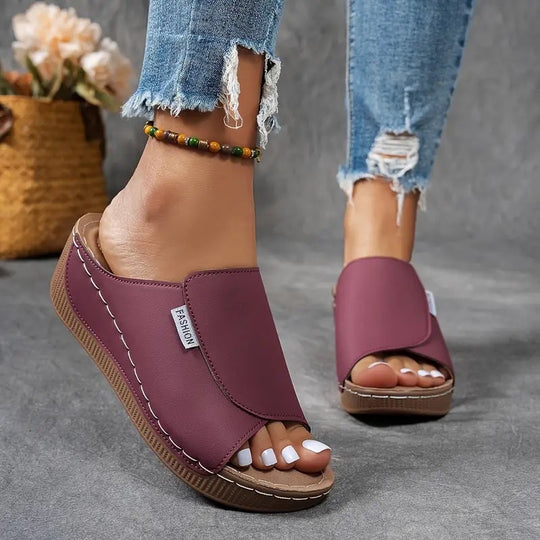 Damen Wedge-Sandalen mit komfortablem Fußbett und modischem Riemendesign EB