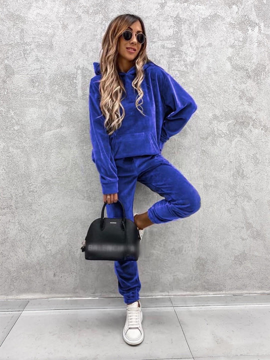 Damen Velours-Lounge-Set mit kuscheliger Kapuzenpullover und schmal zulaufender Jogginghose EB