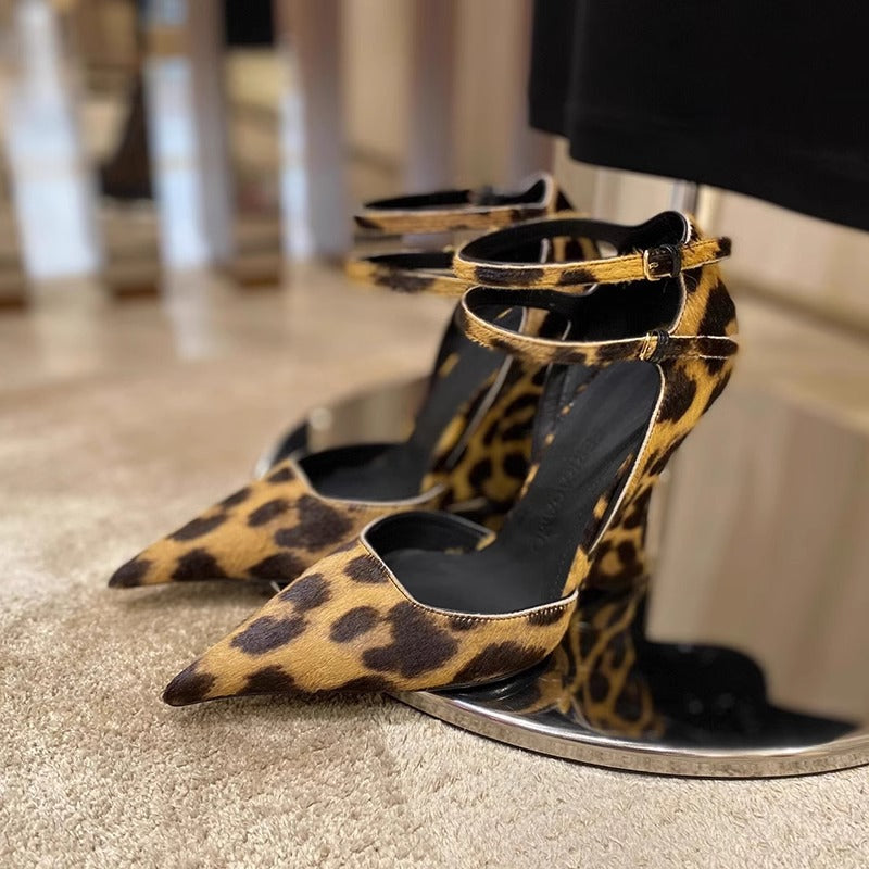 Damen spitze Pumps mit eleganten Riemen EB