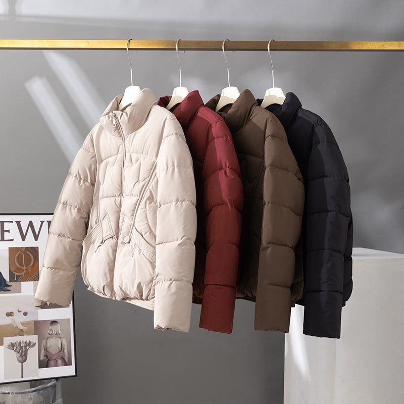 Damen nan kurzer Steppblouson mit hoher Kragenblende, diagonal gesetzten Ziernähten und aufgesetzten Pattentaschen EB