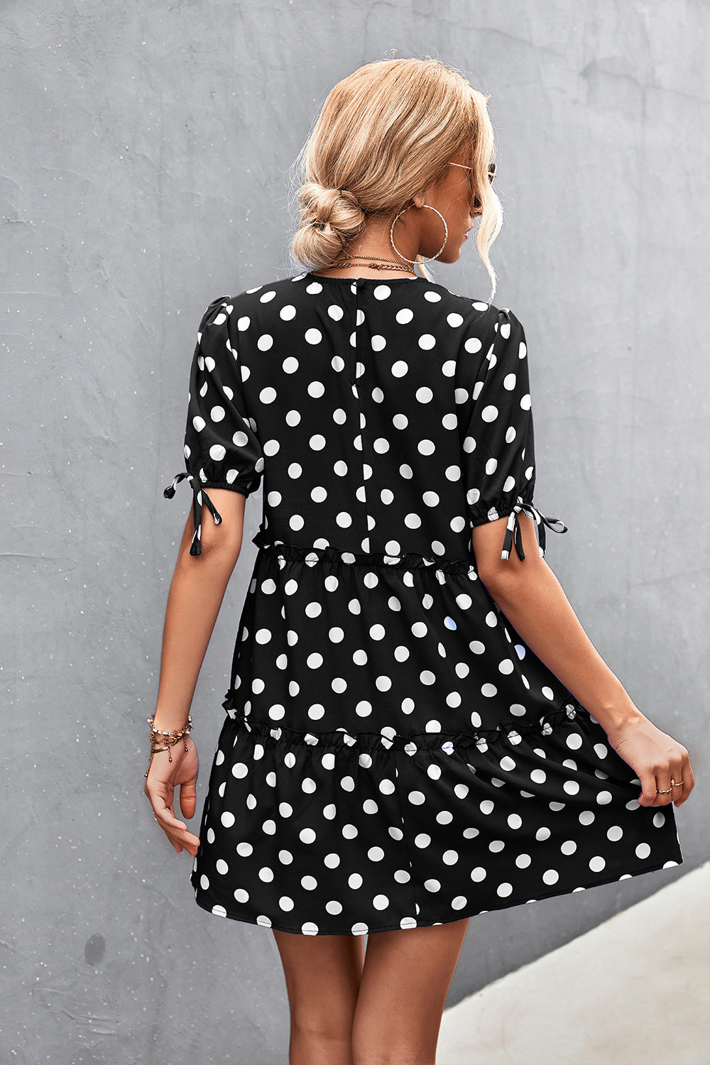 Damen Freizeitkleid mit voluminösen Rüschendetails und Polka-Dots EB