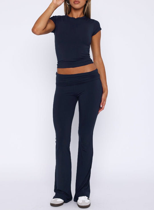 Damen sportliches Set mit figurbetontem Oberteil und ausgestellten Hosen EB