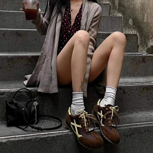 Damen Sneakers im Retro-Stil aus hochwertigem Wildleder mit einzigartigem Schnürdesign EB