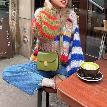 Damen Kuscheliger Strickpullover mit weit ausgestellten Ärmeln und buntem Streifenmuster EB