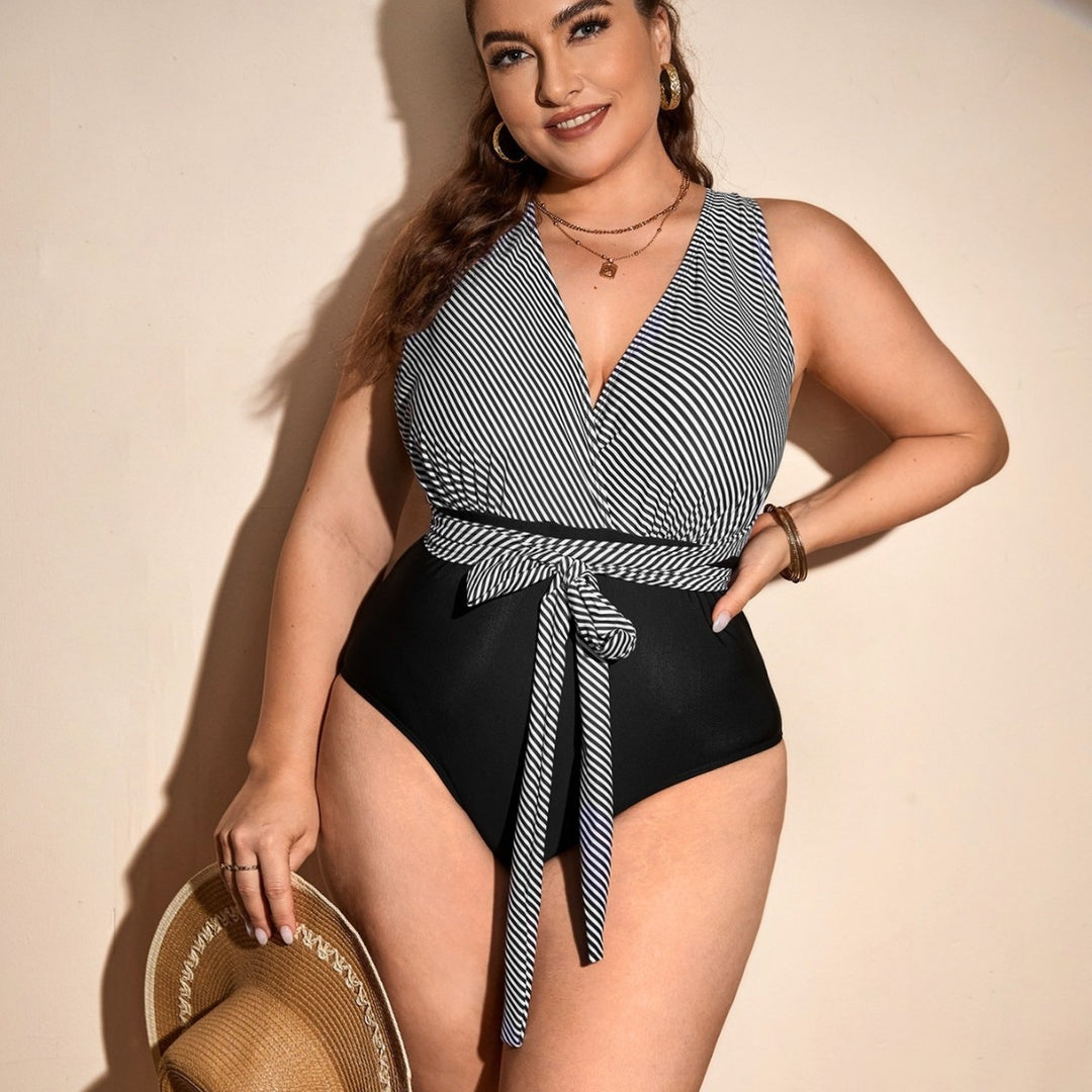 Damen Einteiler Badeanzug mit Wickeldetail und trendigem Streifenmuster EB