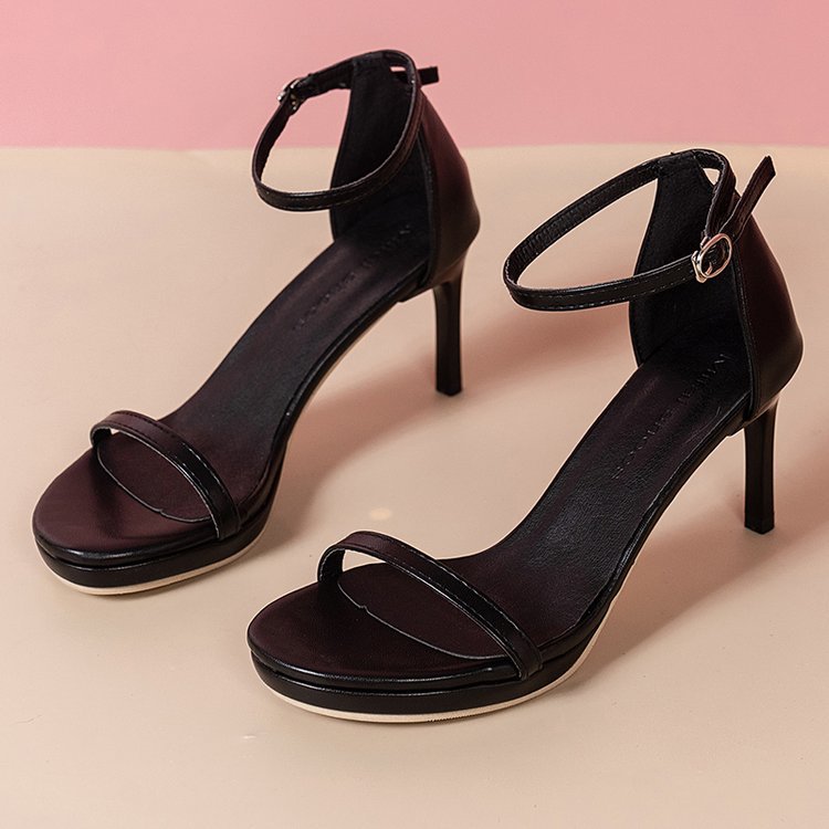 Damen elegante Sandaletten mit schmalen Riemen und zierlichem Absatz EB