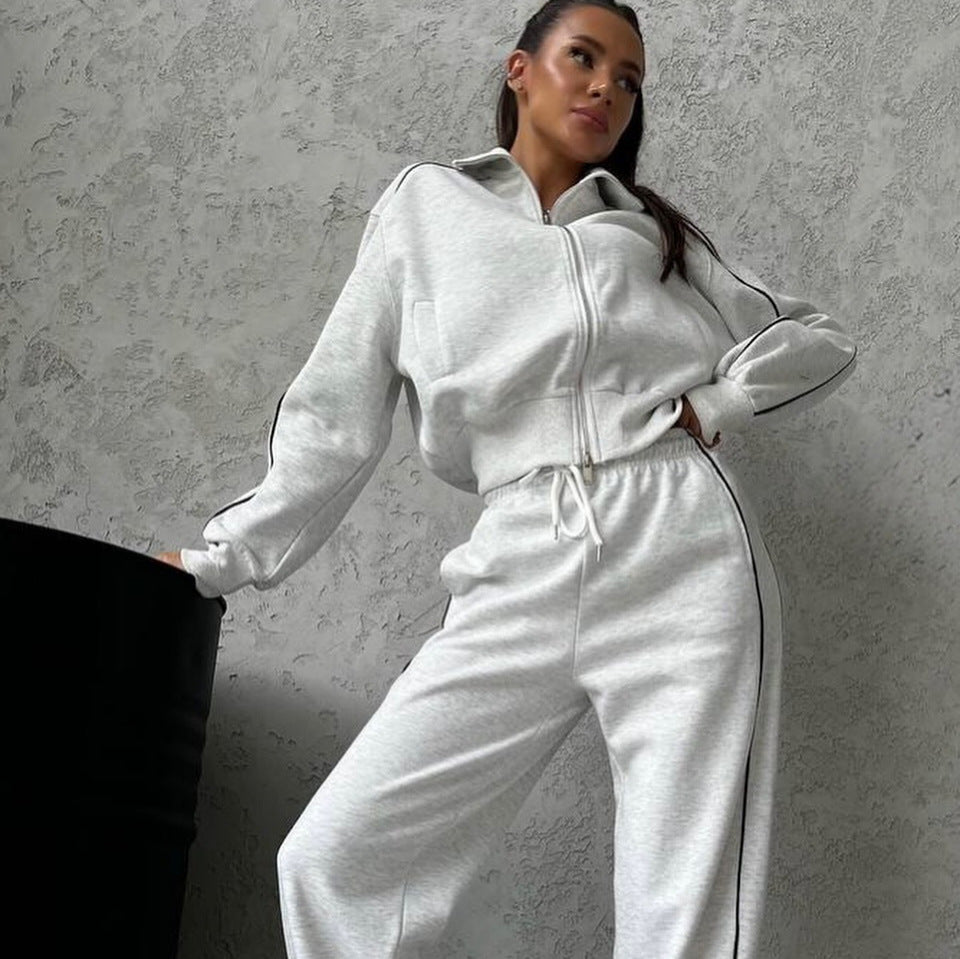 Damen lässiges Sweatset mit Stehkragen Reißverschluss gekürzter Jacke und hochtaillierter Schlaghose Eichborn Berlin