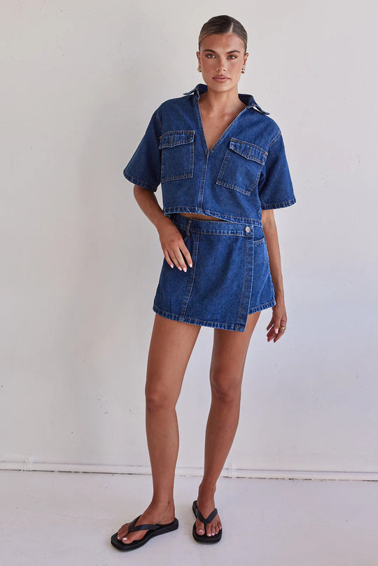 Damen Denim-Crop-Hemd mit aufgesetzten Taschen und passendem Rock EB