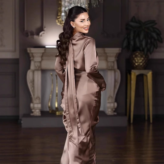 Damen Elegantes bodenlanges Kleid mit hochgeschlossenem Kragen und fließendem Schnitt EB
