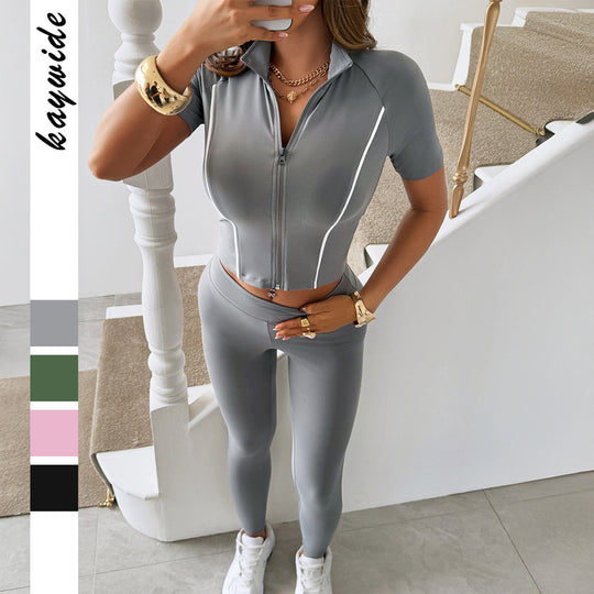 Damen Sportliches Set mit kurzem Oberteil und enganliegenden Leggings EB