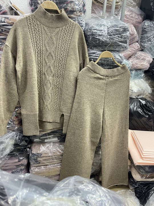 Damen eleganter Strickanzug mit hohem Kragen und farbenfrohem Muster EB