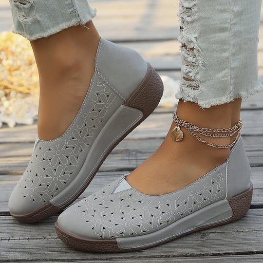 Damen bequeme Slipper mit luftiger Blumenstanzung EB