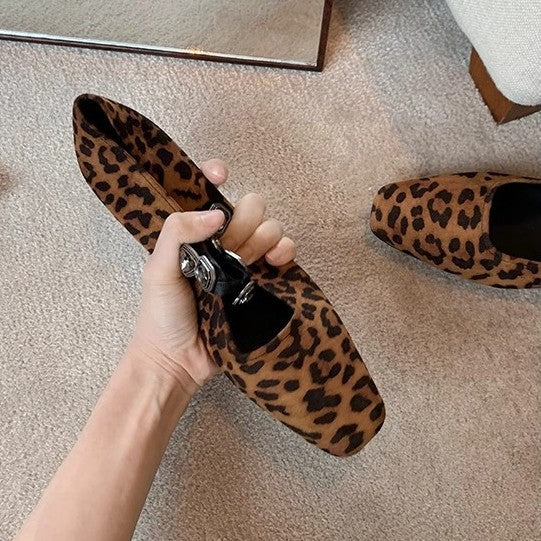 Damen Elegante Ballerina-Shoes mit einzigartigem Leoprint und kreativem Schnallendetail EB