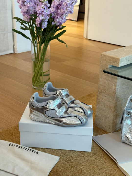 Damen Sportliche Klettverschluss-Sneaker mit atmungsaktiver Netzstruktur und glänzender Oberfläche EB