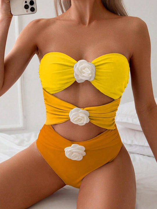 Damen Bandeau-Badeanzug mit eleganten Rüschen und floralen Akzenten EB
