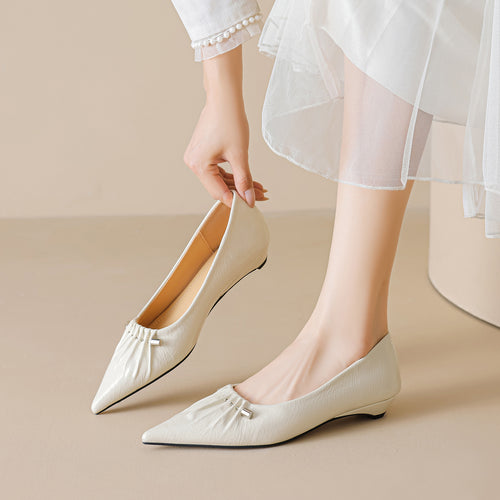 Damen spitz zulaufende Ballerinas mit dekorativem Faltendesign und metallic Akzent EB