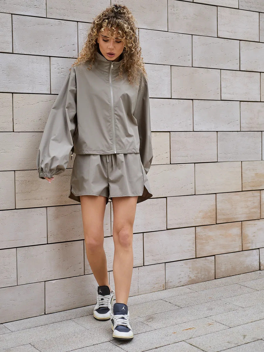 Damen lässiges Sport-Set mit winddichter Jacke und bequemen Shorts EB