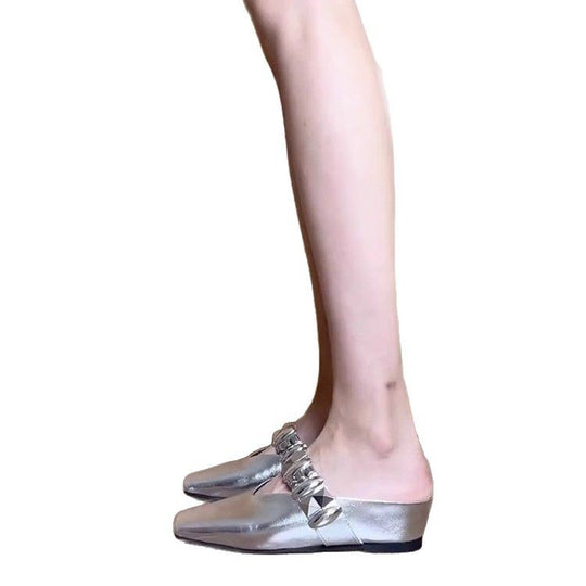 Damen Elegante Mules mit dekorativem Riemen und modischen Metallakzenten EB