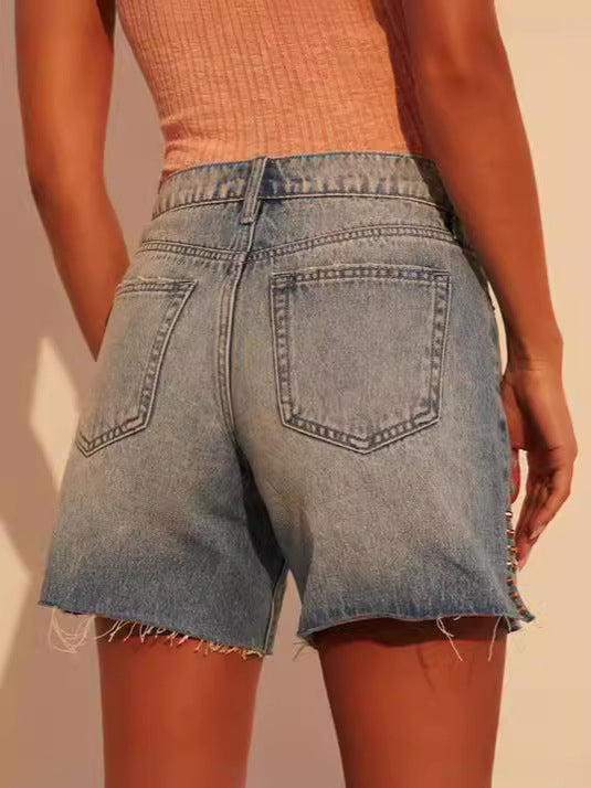 Damen Freizeit Jeans-Shorts mit modischen Nieten und angesagtem Fransen-Saum EB