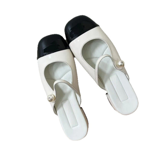 Damen Mules mit elegantem Riemendesign und glamourösem Perlenakzent EB
