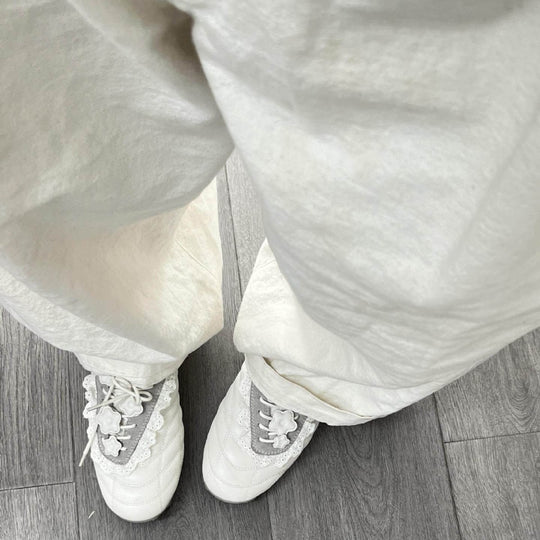 Damen Sneaker mit romantischem Spitzendetail und sportlichem Design EB