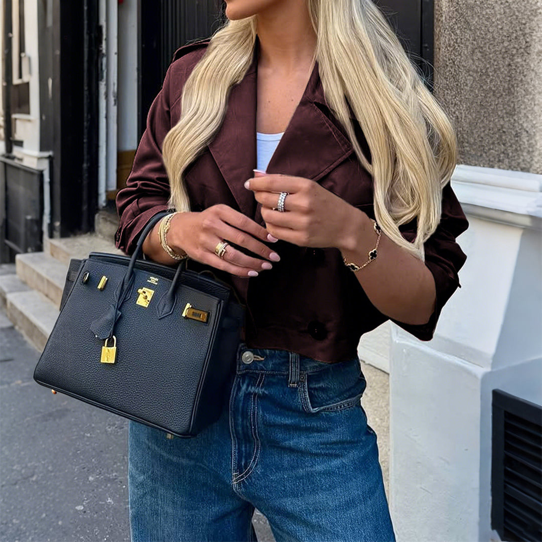 Damen nan kurzer Satin-Trench mit doppelreihiger Knopfleiste, aufgesetzten Pattentaschen und geknöpften Ärmelmanschetten EB