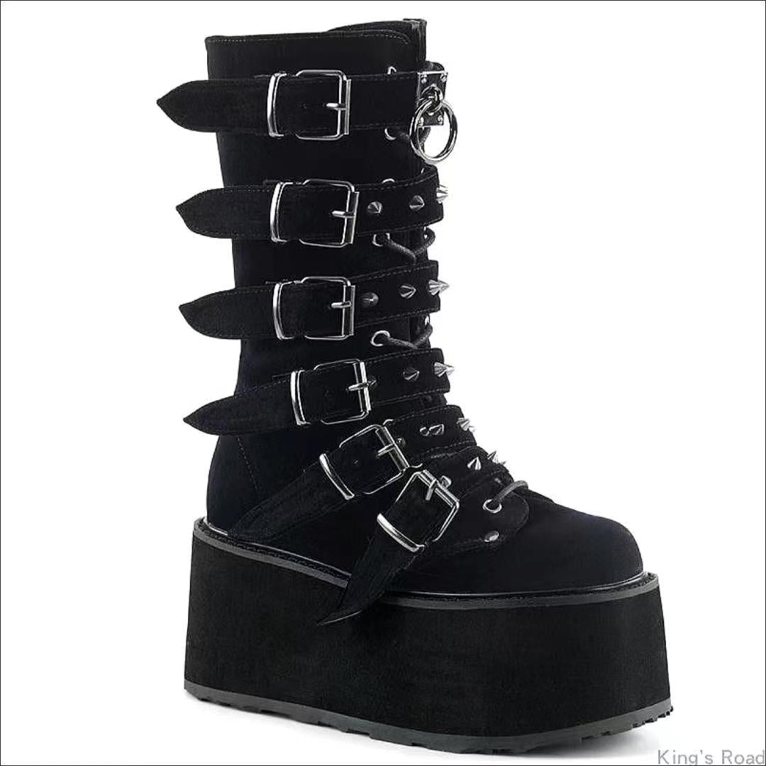 Damen nan hochschaftige Lack-Plateau-Stiefel mit mehrfach verstellbaren Schnallen und herzförmigen Nieten EB
