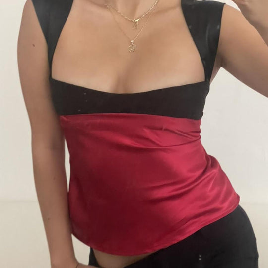 Damen stilvolles Oberteil mit einzigartigem Schnitt und eleganten Trägern EB