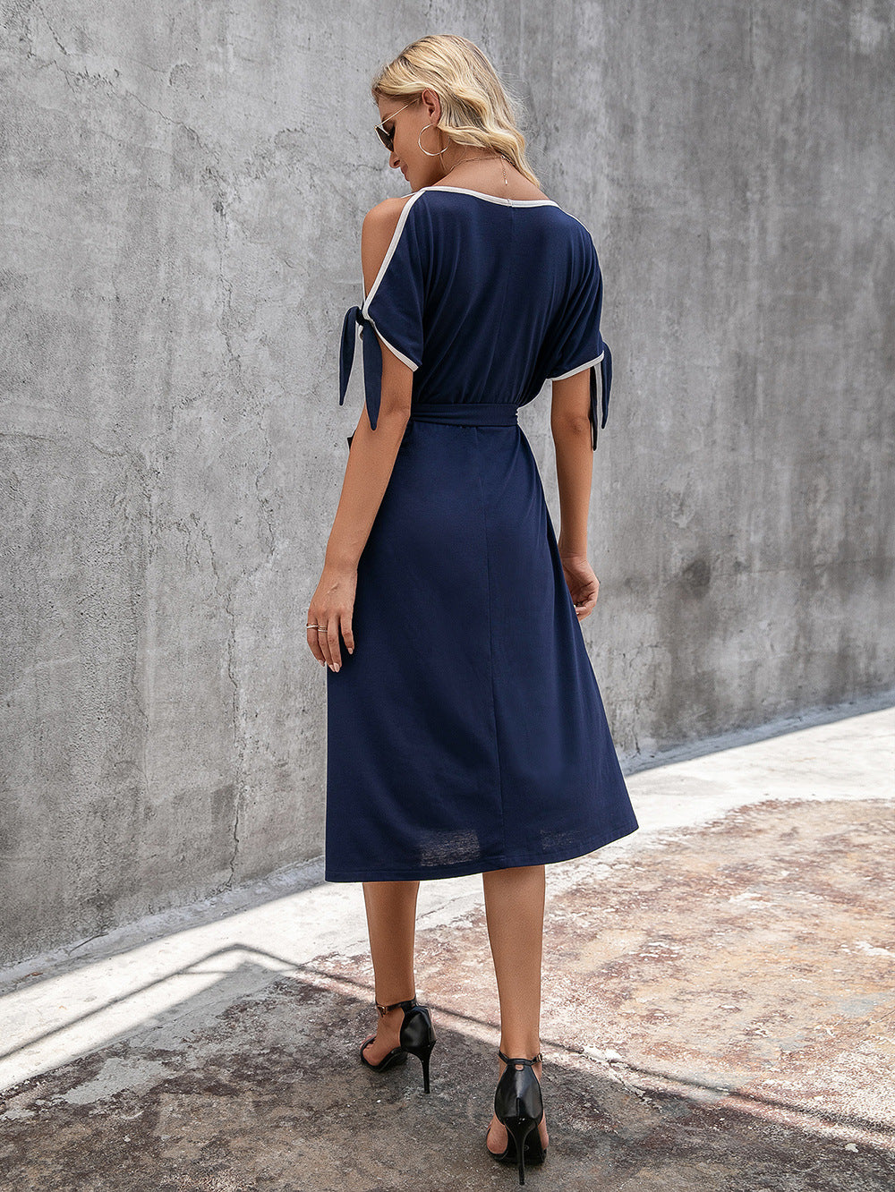 Damen lässiges Midikleid mit taillierbarem Gürtel und Schleifendetails EB