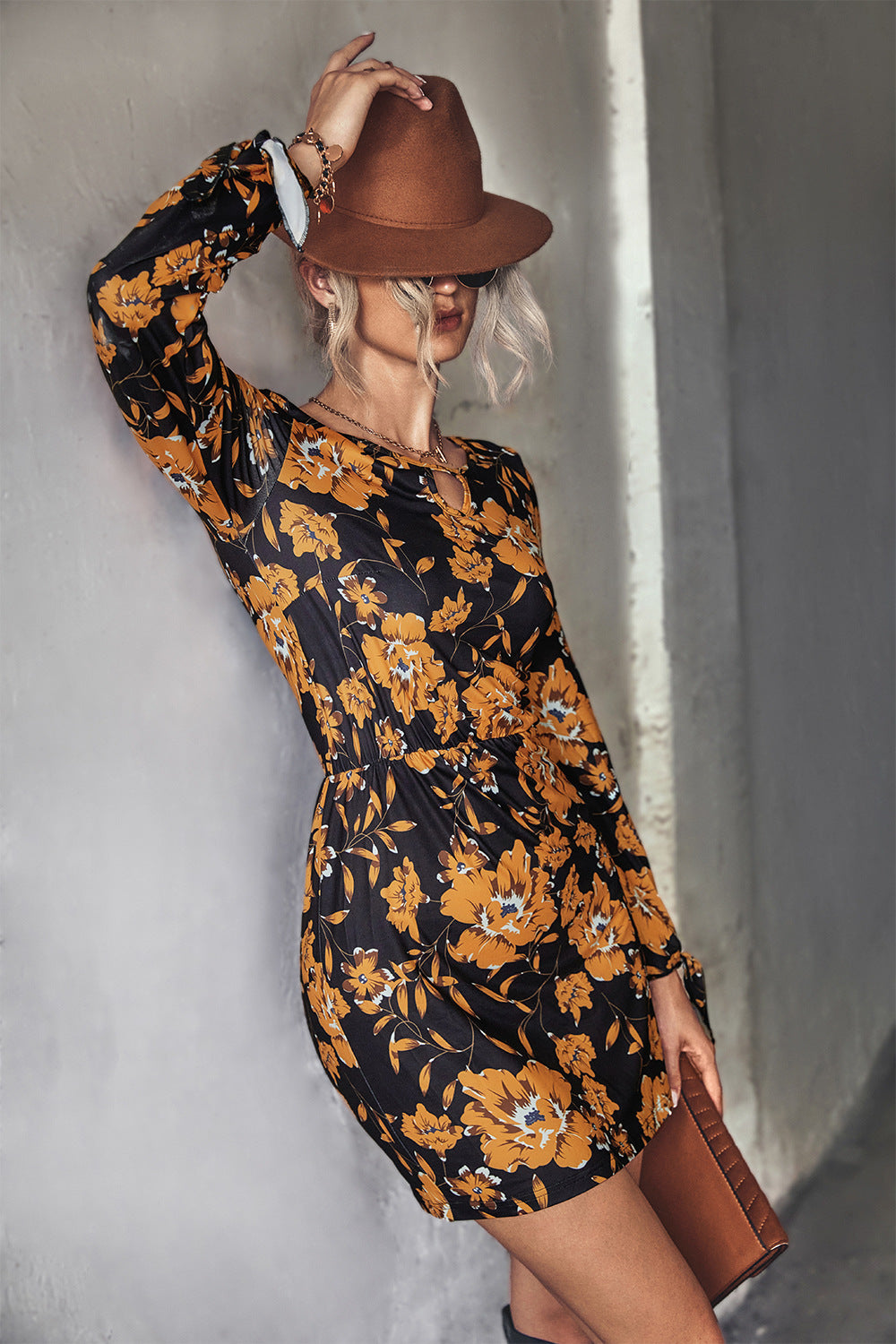 Damen Minikleid mit floralem Design und eleganten Ärmeldetails EB