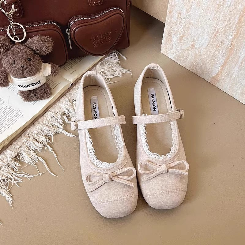 Damen Ballerinas mit verstellbarem Riemen und zartem Spitzenbesatz EB