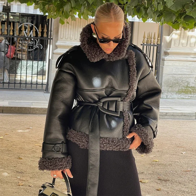 Damen Modische Kunstlederjacke mit kuscheligem Fellkragen und tailliertem Gürtel EB