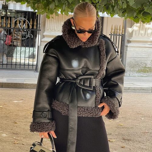 Damen Modische Kunstlederjacke mit kuscheligem Fellkragen und tailliertem Gürtel EB