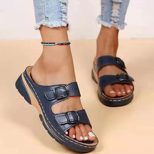 Damen nan Doppelriemen-Pantolette mit Laserperforation, verstellbaren Metallschnallen und gepolstertem Keilfußbett EB