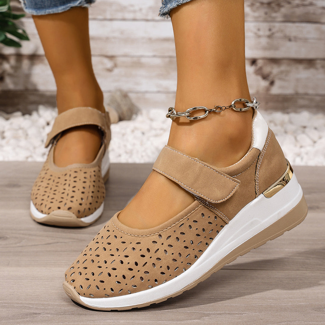Damen  sportlich-elegante Mary-Jane Keilslipper mit Klettverschluss und perforiertem Obermaterial EB
