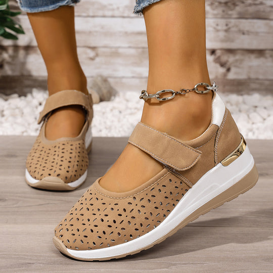 Damen  sportlich-elegante Mary-Jane Keilslipper mit Klettverschluss und perforiertem Obermaterial EB
