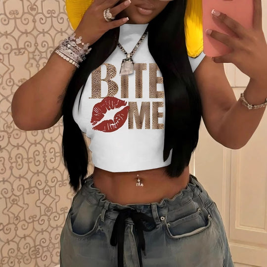 Damen Crop-Top mit glitzerndem Lippenmotiv und künstlerischem Schriftzug EB