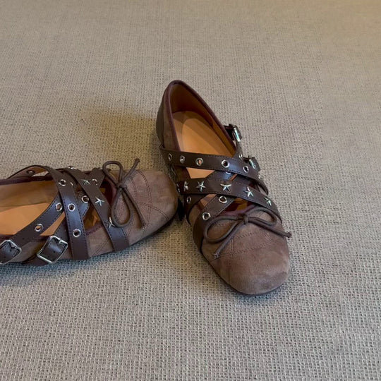 Damen Ballerinas mit modernem Schnürdesign und stilvollen Metallakzenten EB