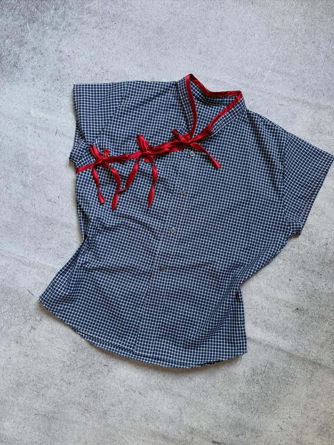 Damen Urbanes Karo-Top mit raffinierten Rüschendetails EB