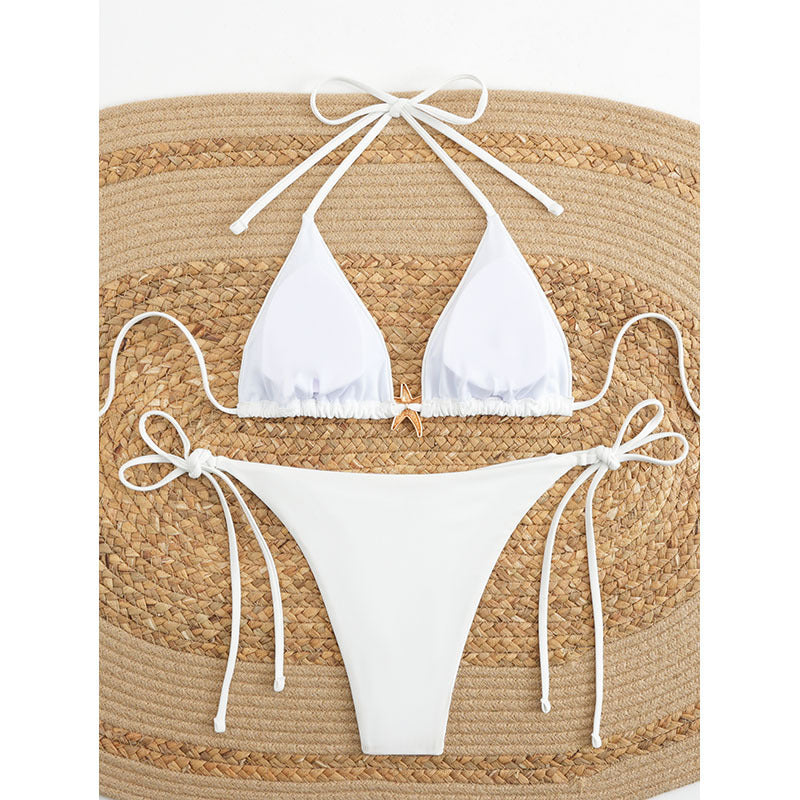 Damen Triangel-Bikini mit schmalen Trägern und dekorativem Anhänger EB