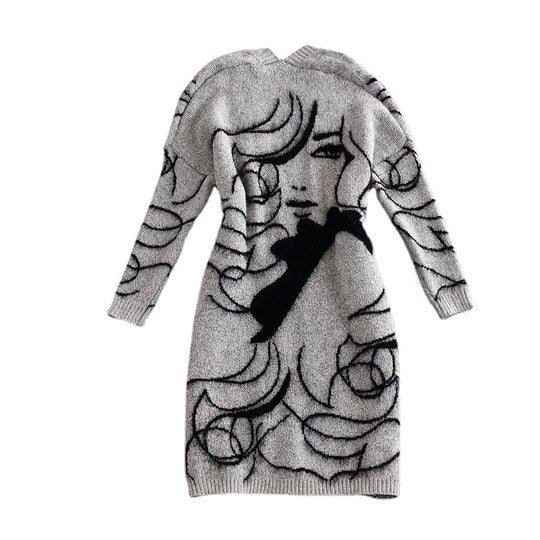 Damen Strickkleid mit kunstvollem Grafikdesign und elegantem V-Ausschnitt EB