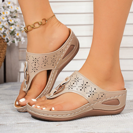 Damen Komfortable Zehentrenner-Sandalen mit modischem Schnitt und ergonomischem Fußbett EB