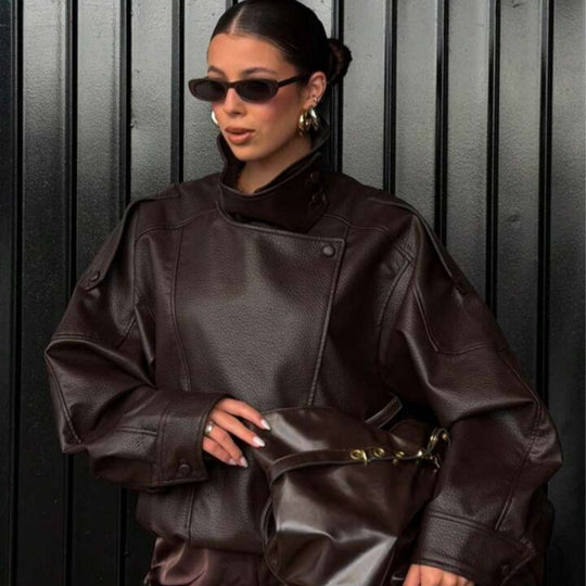 Damen nan oversized Bikerjacke Kunstlederoptik mit hohem Stehkragen, asymmetrischer Druckknopffront, Schulterriegeln und elastischem Saum EB