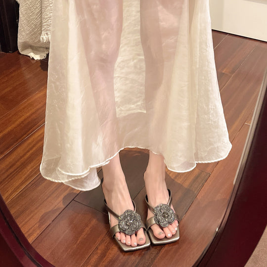 Damen elegante Mules mit einem glamourösen Blumen-Akzent und komfortablem Absatz EB