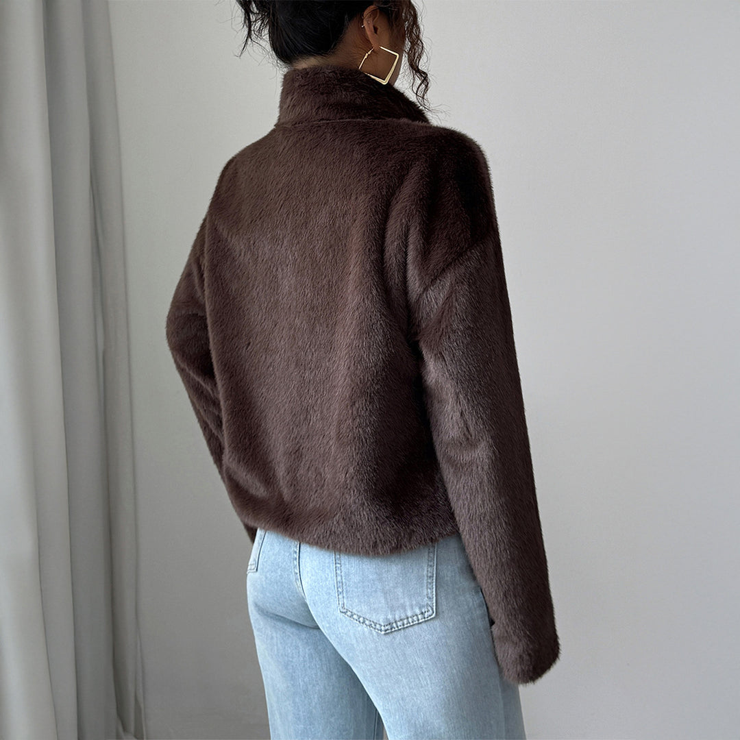 Damen nan kurzer Kunstfell-Blouson mit Stehkragen, verdecktem Reißverschluss und aufgesetzten Taschen EB